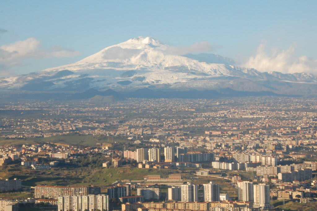 picture of the mount etna and catania