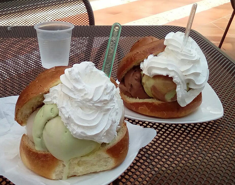 ice cream with brioche and cream